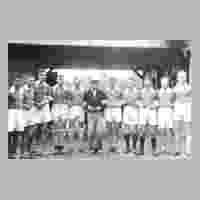 111-3192 Wehlauer Handballmannschaft auf der Kreismeisterschaft in Koenigsberg 1932.jpg